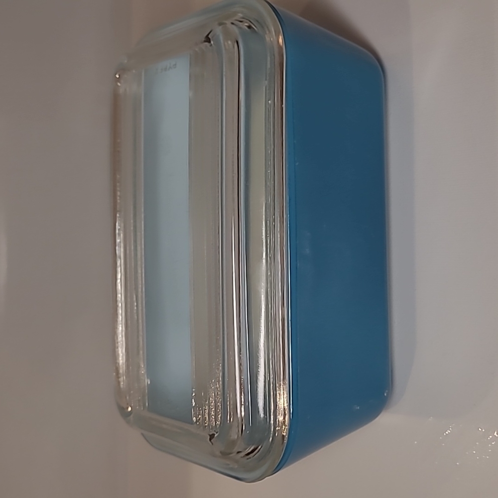 Vintage Pyrex 502 -B. 1.5pt blue color Refrigerator dish with lid